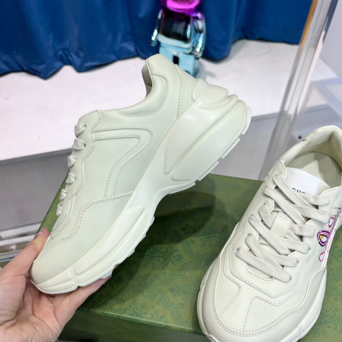 Sneakers bianche moderne e chic in esposizione elegante con sfondo blu vibrante.
