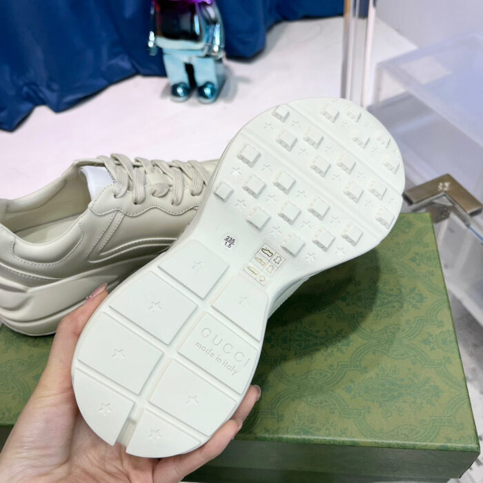 Sneaker minimalista con suola spessa, design elegante e dettagli alla moda, in scatola raffinata.