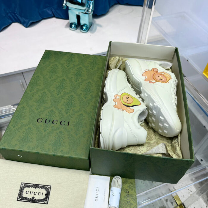 Scarpe Gucci sneakers con disegni di animali, confezione elegante e dettaglio di autenticità.