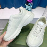 Sneakers bianche moderne, stile casual, comfort, design elegante su superficie verde con dettaglio giocoso.