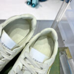 Sneakers Gucci bianche di lusso con interni imbottiti e dettagli eleganti, perfette per stile e comfort.