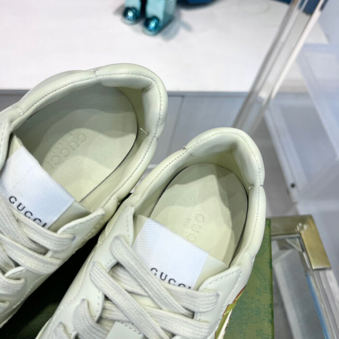 Sneakers Gucci bianche di lusso con interni imbottiti e dettagli eleganti, perfette per stile e comfort.