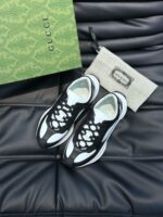 Sneakers Gucci di lusso con scatola elegante e dust bag, stile moderno e alta moda.