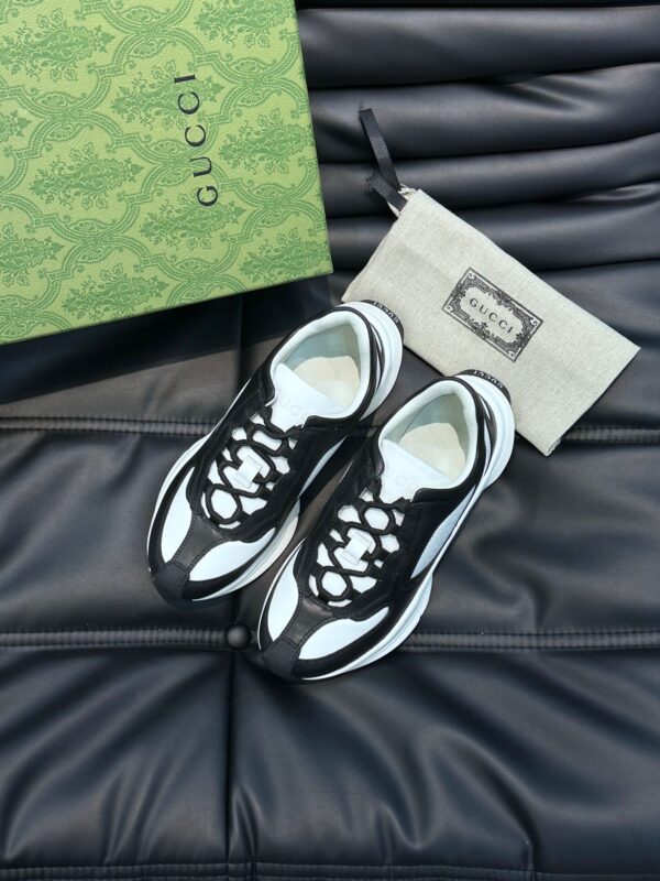 Sneakers Gucci di lusso con scatola elegante e dust bag, stile moderno e alta moda.