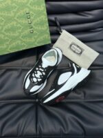 Scarpe da ginnastica di lusso Gucci, design moderno, logo, scatola camouflage verde, pouch beige.