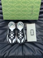 Sneakers Gucci di lusso con scatola elegante e dust bag, stile sportivo e raffinato.