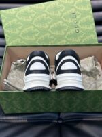 Sneakers Gucci nere e bianche in elegante scatola verde di lusso.