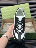 Sneaker di lusso moderna con dettagli eleganti e design confortevole, presentata con confezione sofisticata.
