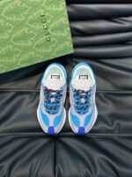 Sneakers di lusso Gucci con dettagli moderni e confezione verde elegante.