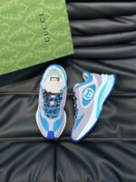 Sneakers Gucci moderne con dettagli blu, design elegante e comfort per stile quotidiano.