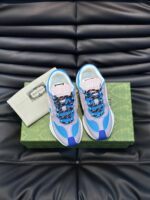 Scarpe da ginnastica eleganti blu e viola con packaging raffinato e dettagli moderni.