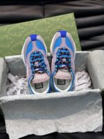 Sneakers sportive blu e grigio in confezione elegante, perfette per uno stile moderno e dinamico.