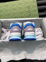 Sneakers Gucci di lusso in scatola elegante, design moderno e dettagli di alta qualità.