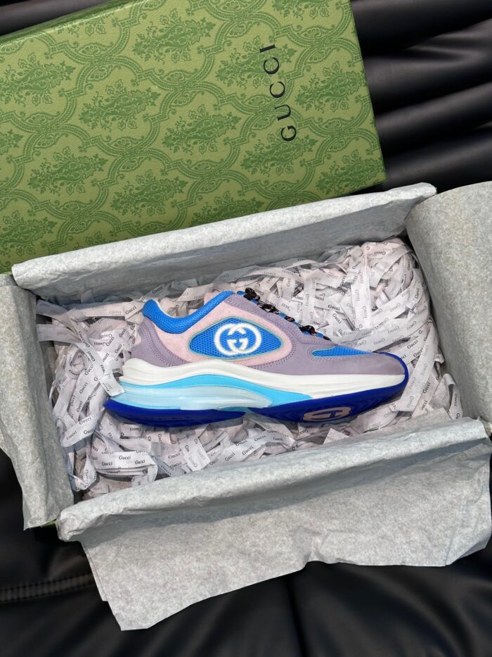 Sneaker di lusso con design moderno, confezione elegante e dettagli premium.