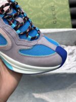 Sneaker moderna di lusso con design colorato, suola chunky e dettagli di alta qualità.