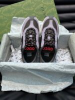 Sneakers di lusso in scatola elegante con logo rosso e design moderno e sofisticato.
