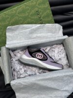 Sneaker di lusso in packaging elegante, design moderno e dettagli raffinati, perfetta per appassionati di moda.