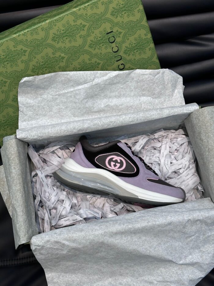 Sneaker di lusso in packaging elegante, design moderno e dettagli raffinati, perfetta per appassionati di moda.