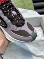 Sneaker moderni in lavanda e nero con suola chunky, perfette per stile e comfort casuale.