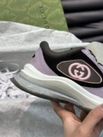 Sneaker Gucci moderna con logo rosa, dettagli premium, su elegante packaging di lusso.