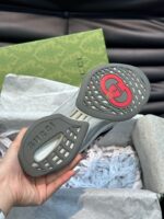 Scarpe Gucci in pelle con suola antiscivolo e logo rosso, unionsalità di eleganza italiana.