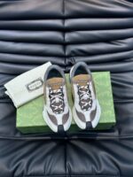 Sneaker di lusso con scatola verde e dust bag branding, design moderno e dettagli premium.
