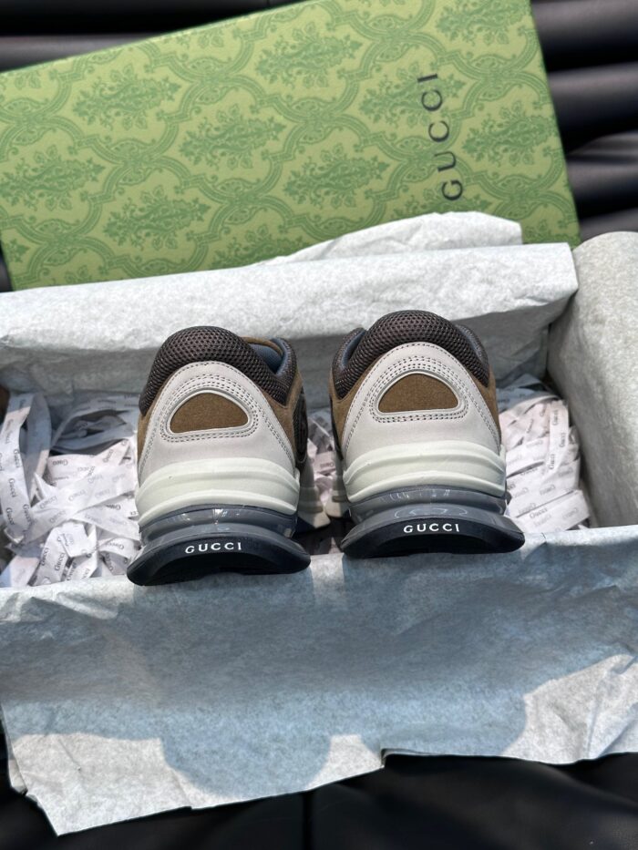 Scarpe da ginnastica Gucci eleganti in scatola di lusso con dettagli raffinati e design sofisticato.