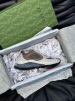 Sneaker Gucci di lusso in elegante confezione con carta crespa bianca e logo distintivo.