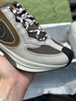 Sneaker moderna grigia e marrone con dettagli eleganti e laccio twist, perfetta per lo stile casual.