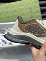 Scarpa da ginnastica Gucci bianca e marrone con logo e suola trasparente di lusso.
