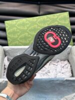 Sneaker di design premium con suola antiscivolo, dettagli moderni e vario branding rosso.