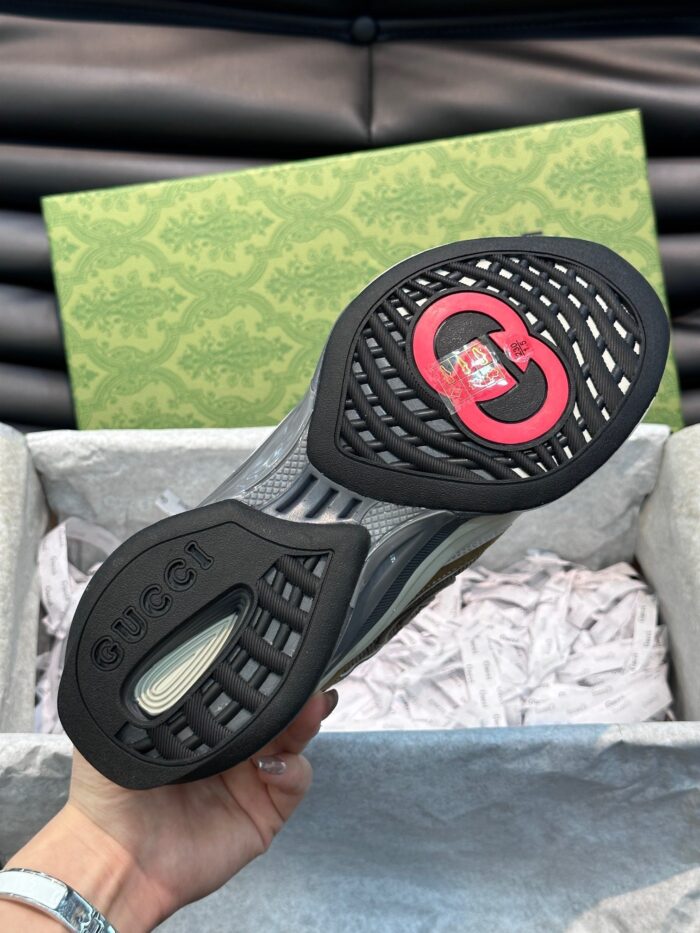 Sneaker di design premium con suola antiscivolo, dettagli moderni e vario branding rosso.