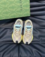 Sneakers Gucci donna, stile sportivo di lusso con dettagli blu, gialli e lacci dorati.