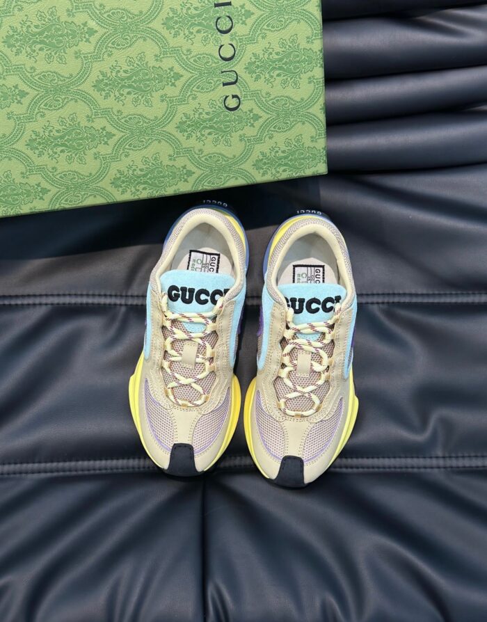 Sneakers Gucci donna, stile sportivo di lusso con dettagli blu, gialli e lacci dorati.