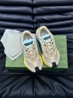 Sneakers Gucci beige con dettagli colorati, box elegante e panno protettivo per scarpe di lusso.