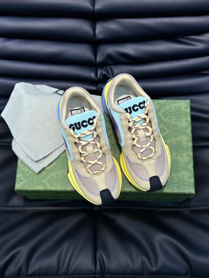 Sneakers Gucci beige con dettagli colorati, box elegante e panno protettivo per scarpe di lusso.