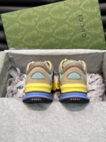 Sneakers di lusso con dettagli colorati e confezione elegante, stile esclusivo e modernità.