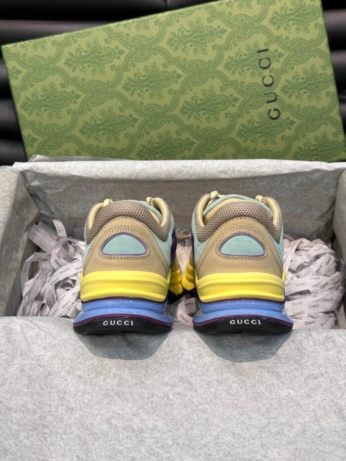 Sneakers di lusso con dettagli colorati e confezione elegante, stile esclusivo e modernità.