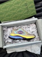 Sneaker Gucci colorata in scatola verde e sfondo nero, stile e lusso moderno.