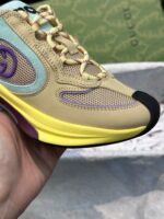 Sneaker di lusso beige con dettagli colorati, logo audace e comfort premium.