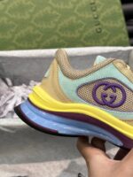 Sneaker di lusso con design moderno, colori pastello e dettagli premium.