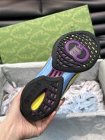 Scarpa da corsa moderna con suola colorata, design innovativo e alte performance.