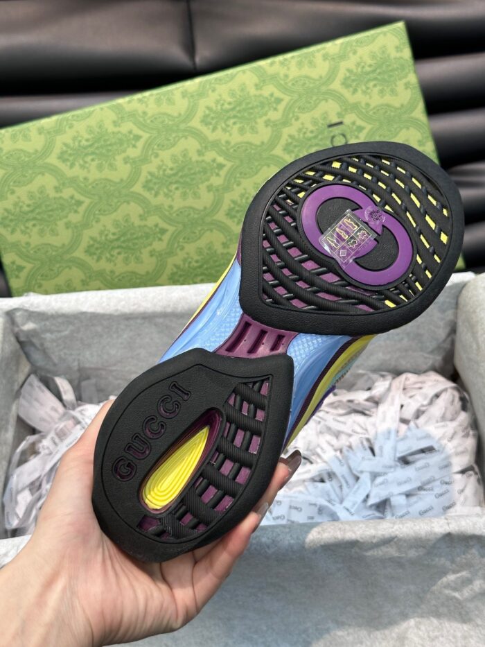 Scarpa da corsa moderna con suola colorata, design innovativo e alte performance.