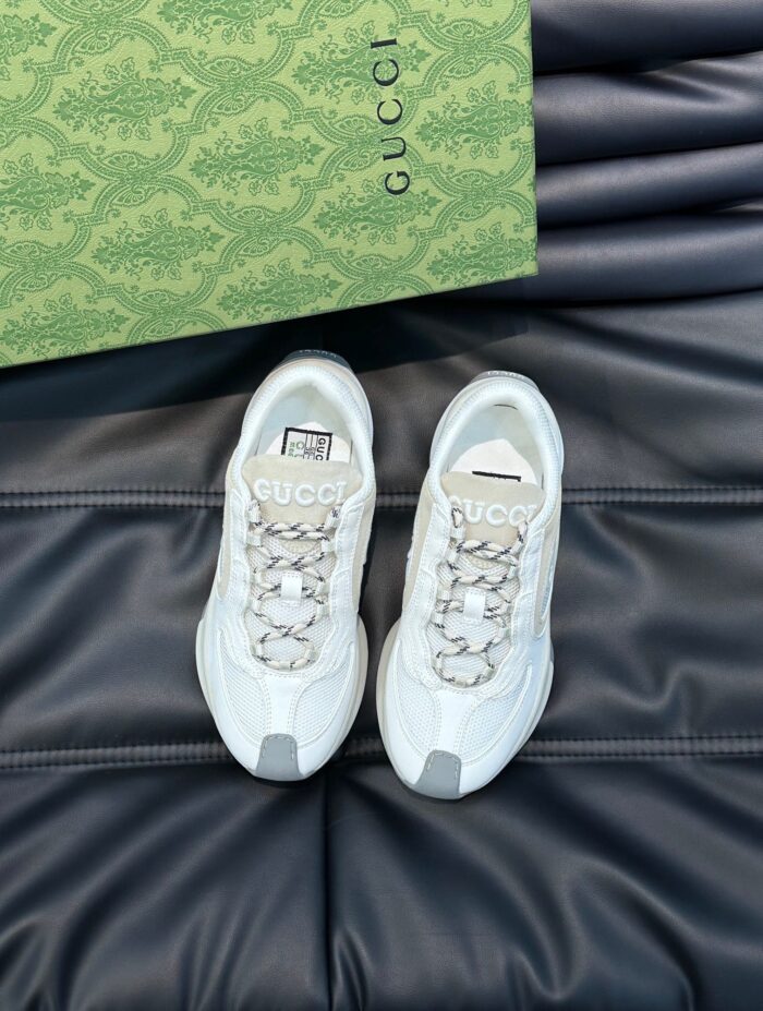 Scarpe sneakers di lusso bianche con packaging verde elegante su sfondo scuro e tovagliolo di tessuto
