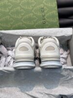 Sneakers di lusso in scatola elegante con dettagli moderni e stile raffinato.