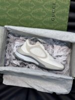 Sneaker Gucci bianca in scatola elegante, stile moderno e lusso raffinato.