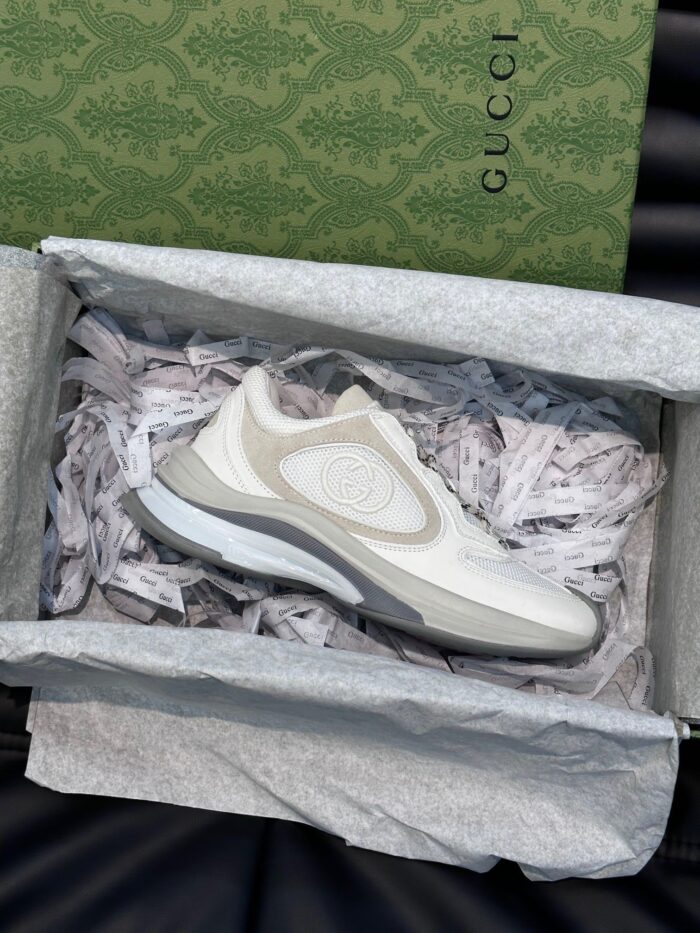 Sneaker Gucci bianca in scatola elegante, stile moderno e lusso raffinato.