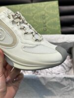 Sneaker di lusso Gucci con logo, design moderno e dettagli eleganti in un packaging premium.