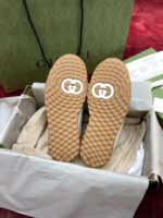Sole delle sneakers Gucci con logo interlacciato, in confezione di lusso elegante.