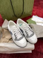 Sneaker di lusso Gucci su confezione elegante e tissue paper, stile fashion e high-end.